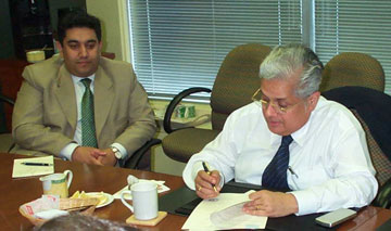 S. Lakshminarayanan, secretary of the Inter-state Council of India, signs the Framework Arrangement with the Forum of Federations. 