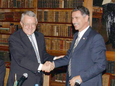 Photo: Forum chairman, and former President of Switzerland, Arnold Koller shakes hands with  Carlos Abascal, Minister of the Interior of Mexico, after signing the partnership agreement.