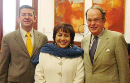 Le président du Forum, George Anderson (à droite), récemment de passage au Mexique, y a rencontré Oscar Vega, greffier en chef auprès du secrétaire de l’Intérieur (à gauche), et Rosario Castro, directrice exécutive de l’Institut national du fédéralisme (INAFED). Ils se sont entretenus des futures activités du Forum au Mexique, qui seront axées sur les changements climatiques et les enjeux financiers infranationaux.